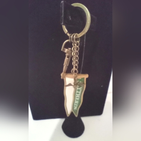Slytherin Key Chain/Clip Harry Potter Hogwarts Collectible Warner Bros Ent., Inc - Picture 1 of 4